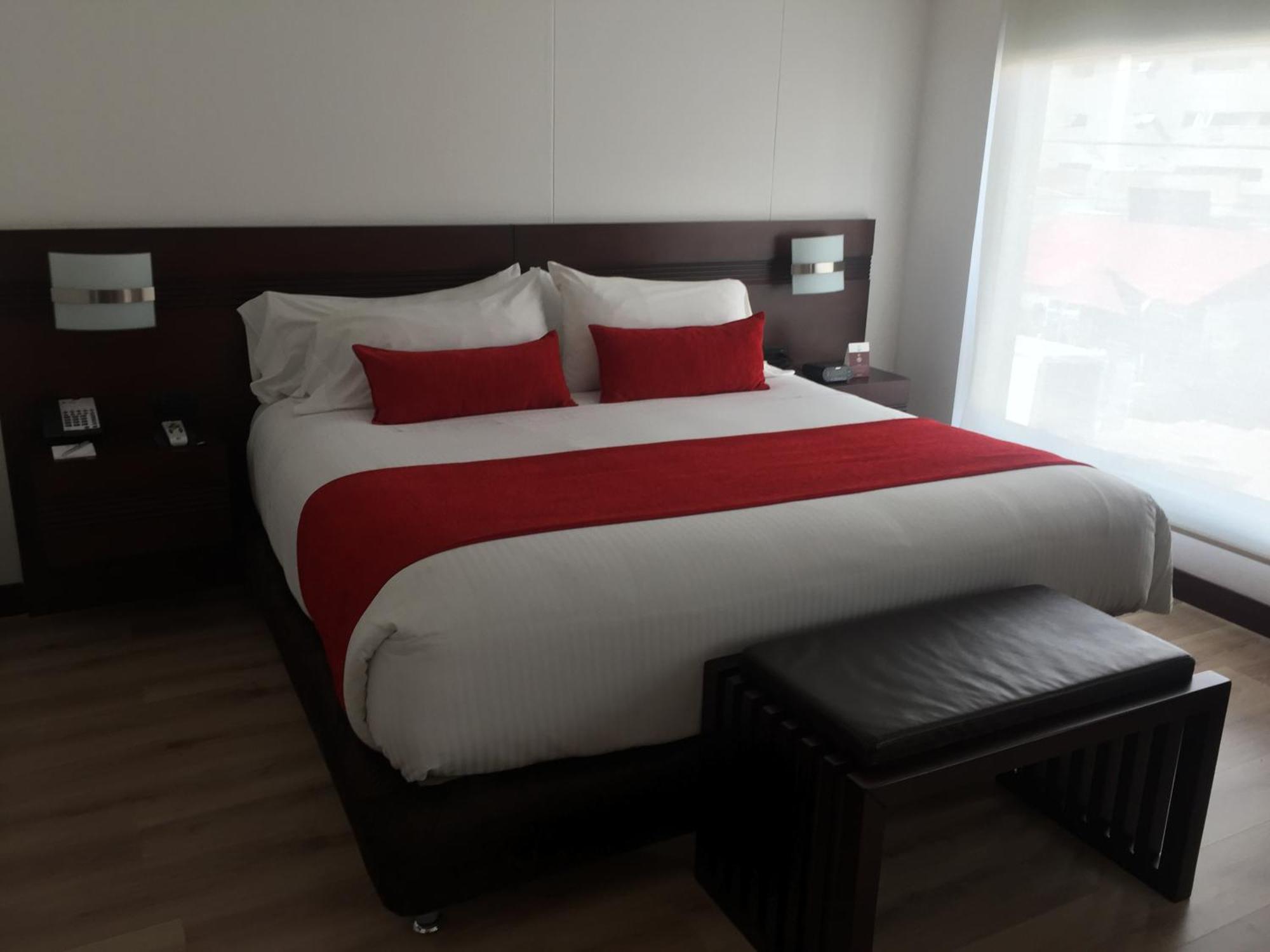 Best Western Plus 93 Park Hotel Bogotá Dış mekan fotoğraf A bed with a bed runner