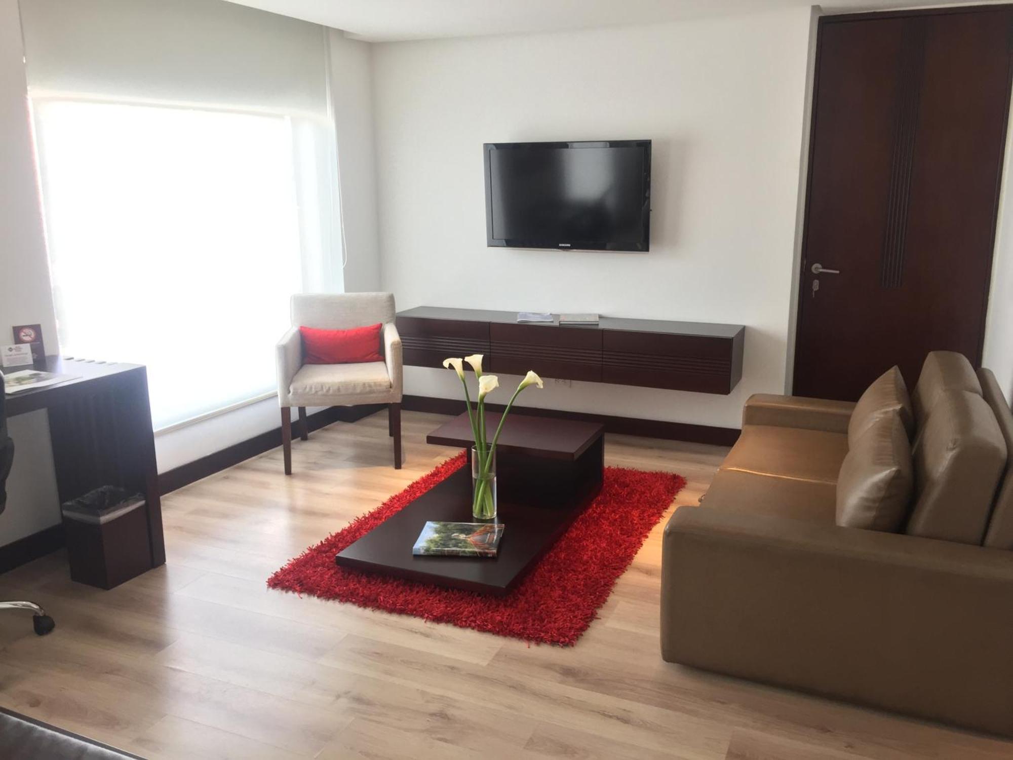 Best Western Plus 93 Park Hotel Bogotá Dış mekan fotoğraf Living room of a suite at the hotel