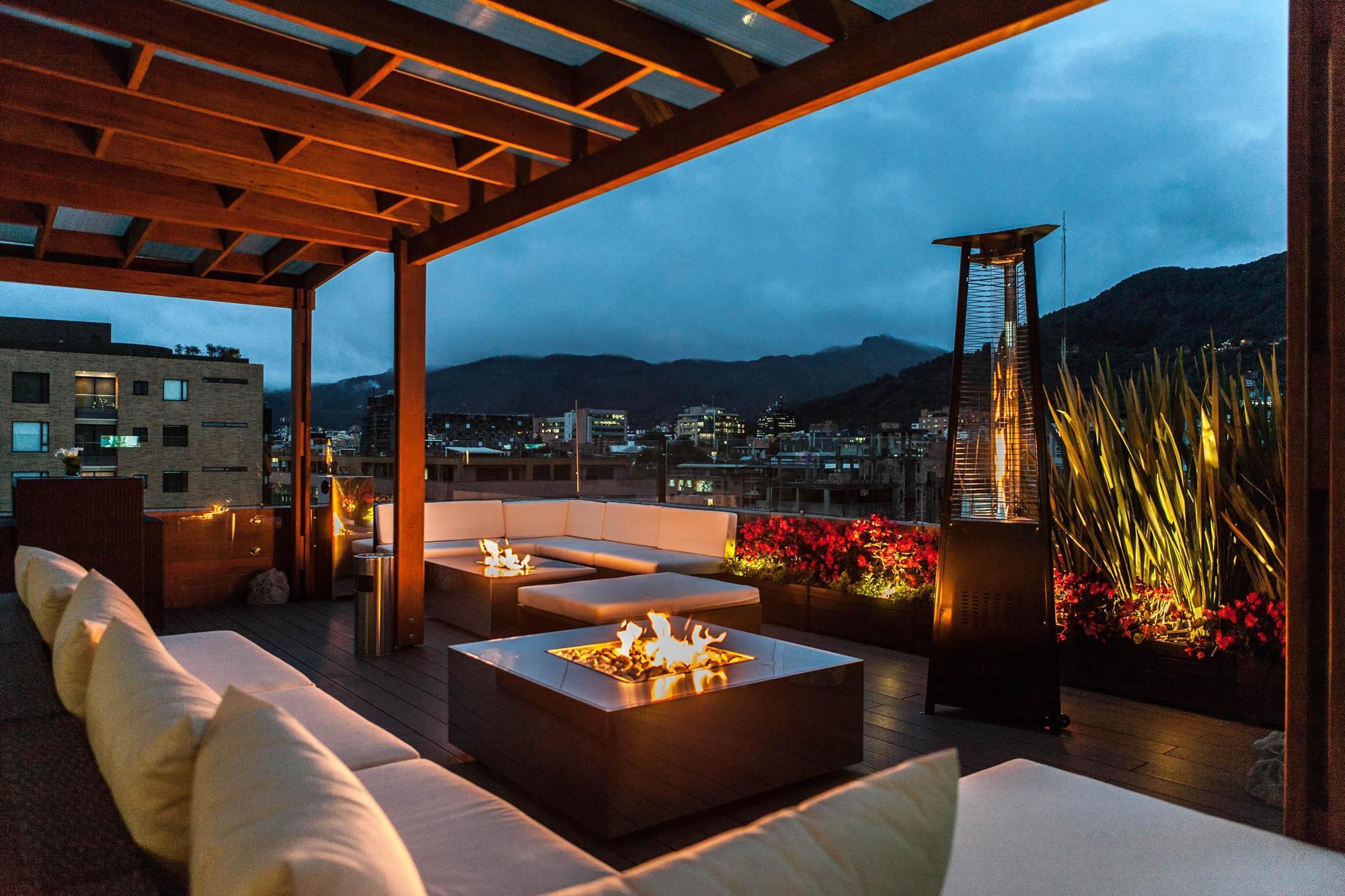 Best Western Plus 93 Park Hotel Bogotá Dış mekan fotoğraf Rooftop bar at the Four Seasons Hotel, Santiago