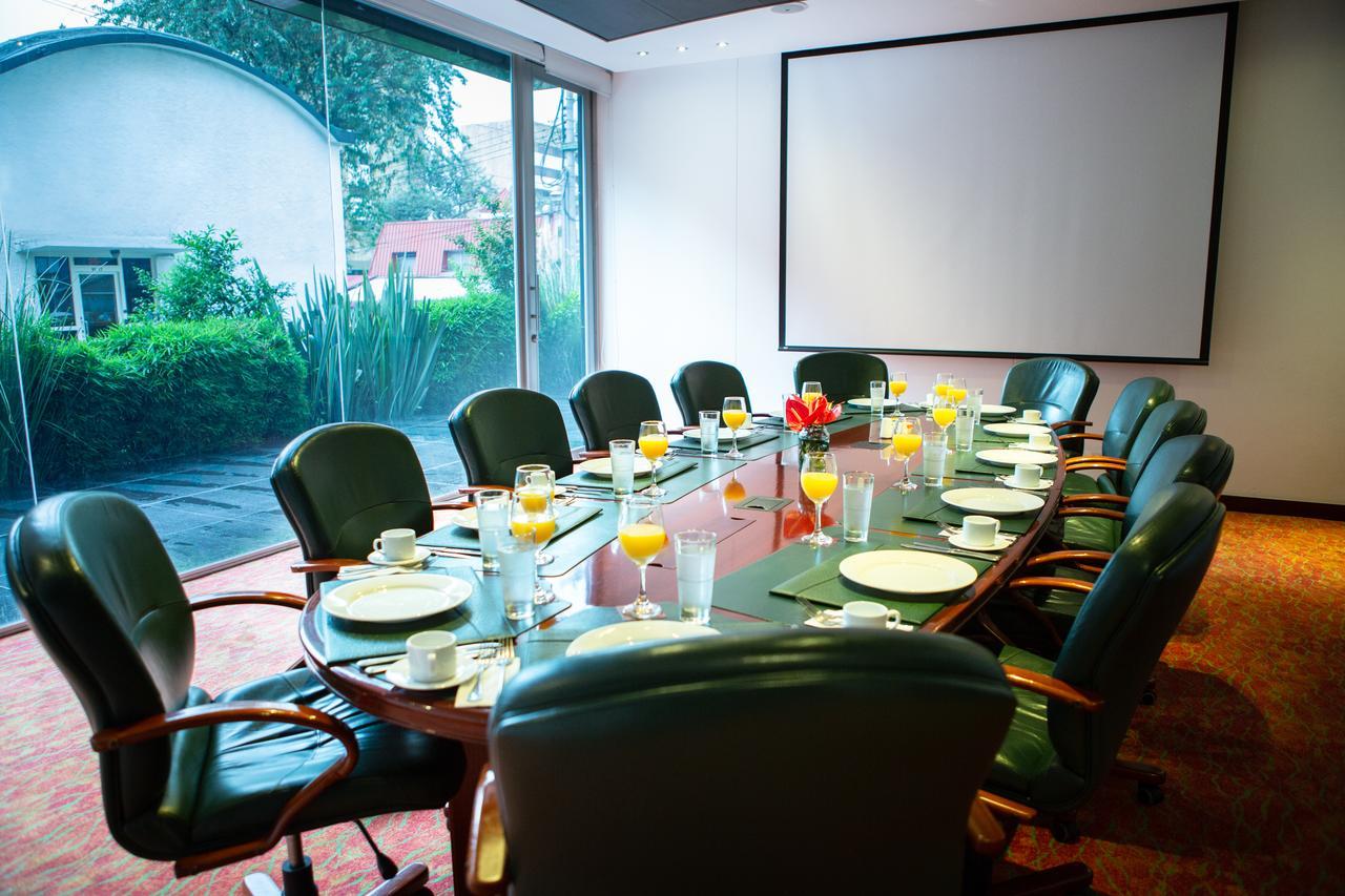 Best Western Plus 93 Park Hotel Bogotá Dış mekan fotoğraf A boardroom at a hotel