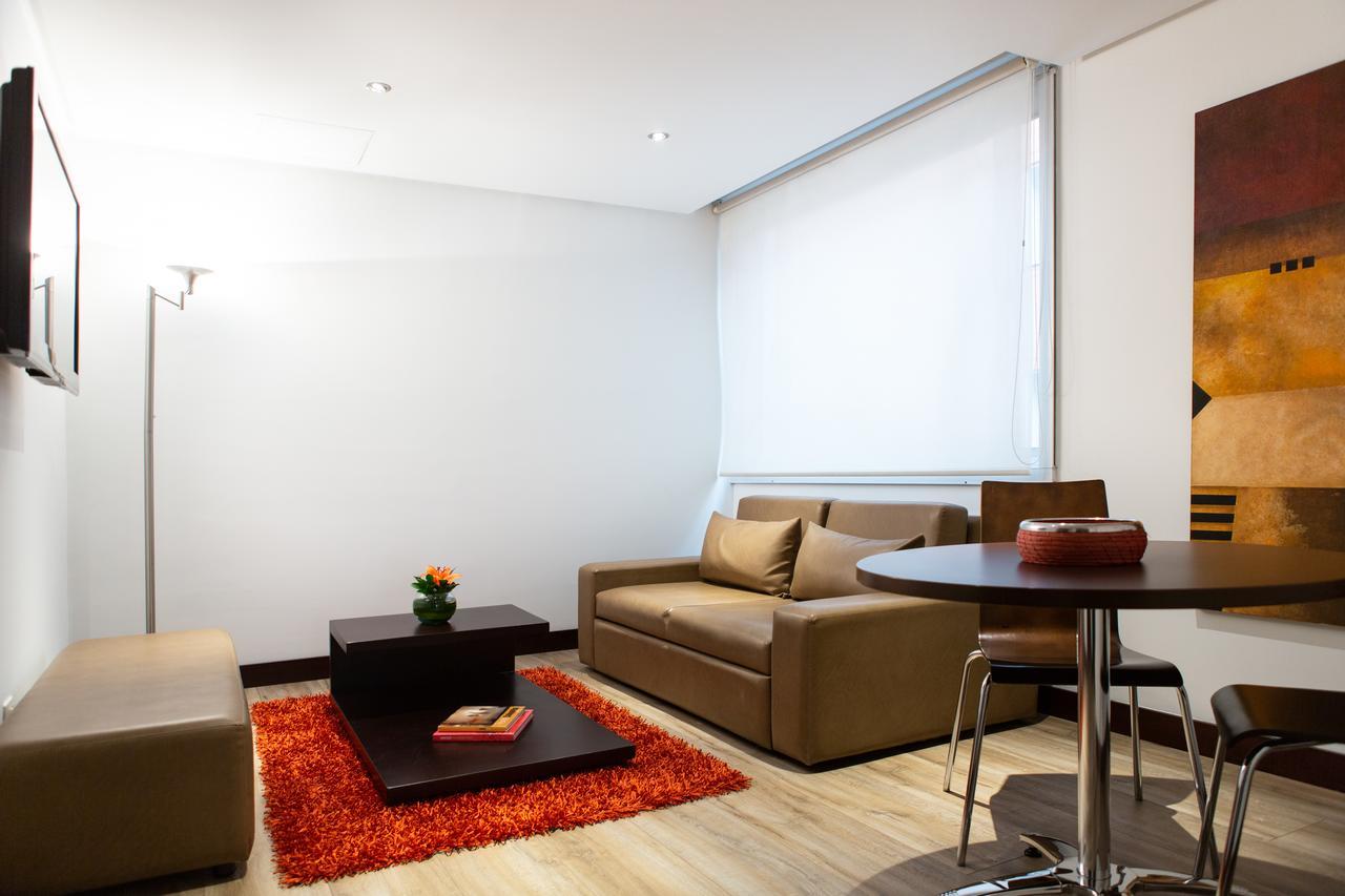 Best Western Plus 93 Park Hotel Bogotá Dış mekan fotoğraf A living room with a roller blind